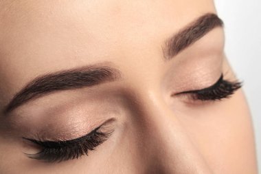 Düzeltme, closeup sonrasında güzel kaşları olan kadın