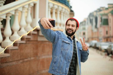Selfie açık havada alarak yakışıklı trendy hipster