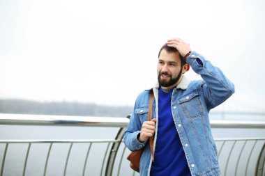 Yakışıklı trendy hipster köprüde açık havada yürüyüş