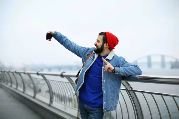 Όμορφος Trendy Hipster Λήψη Selfie Εξωτερικούς Χώρους — Φωτογραφία Αρχείου