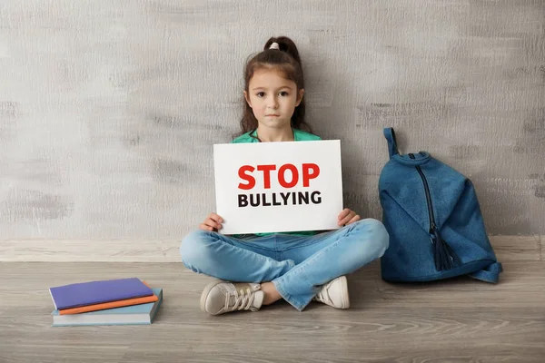 Meisje Zittend Vloer Teken Met Woorden Stop Pesten Houden Buurt — Stockfoto