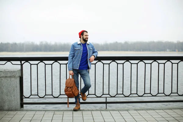 Yakışıklı trendy hipster Köprüsü'nde açık havada sırt çantası ile