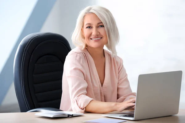 Πορτρέτο Του Χαμογελώντας Ώριμη Γυναίκα Φορητό Υπολογιστή Στο Γραφείο — Φωτογραφία Αρχείου