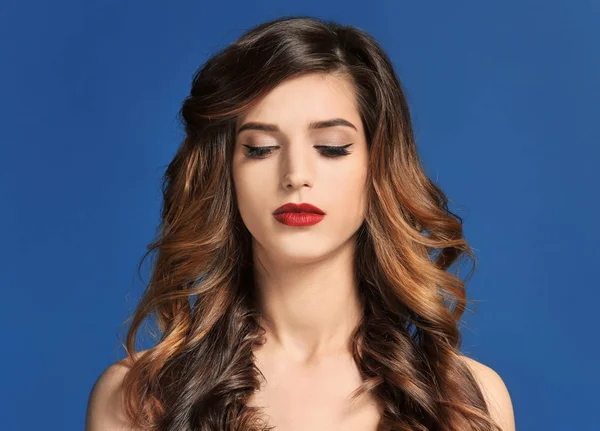 Zarif makyaj ve renk arka plan üzerinde uzun kirpiklerini çekici genç kadın. Kirpik uzantıları