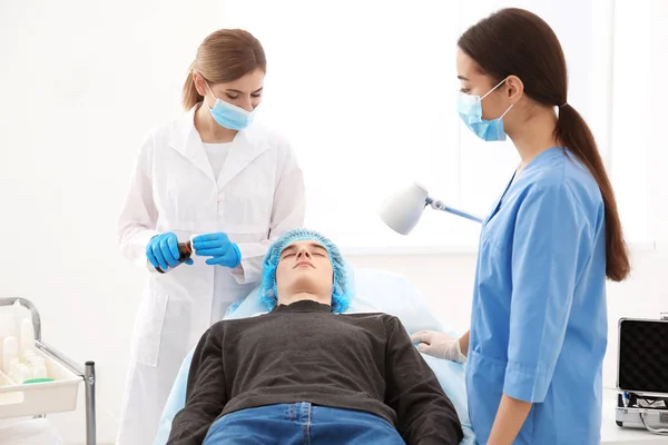 Professional Beautician Teaching Trainee Salon Apprenticeship Concept — Stock Photo, Image