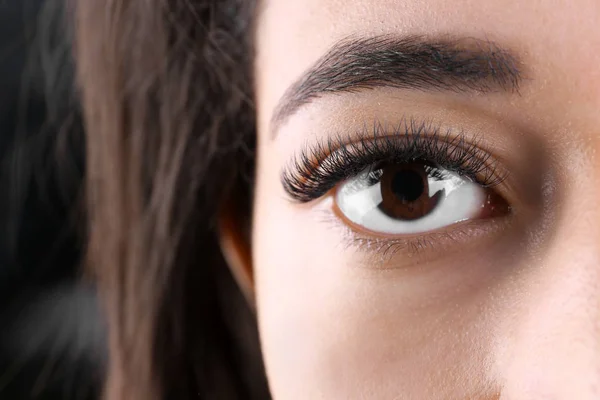 Atractiva Mujer Afroamericana Con Pestañas Largas Primer Plano Extensiones Pestañas — Foto de Stock