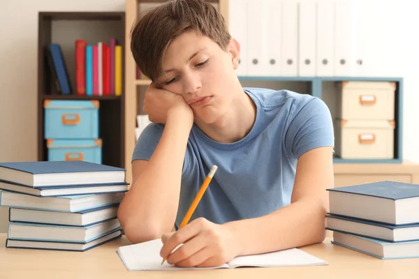 Cansado Adolescente Menino Fazendo Lição Casa Biblioteca — Fotografia de Stock