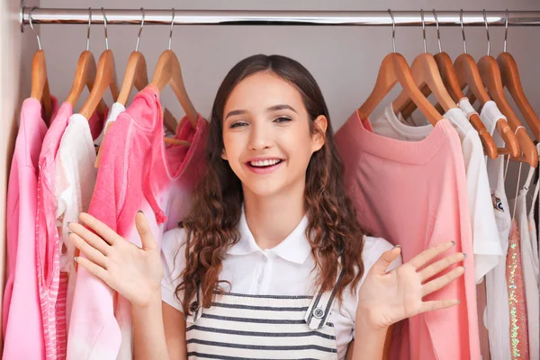 Adolescente Entre Roupas Guarda Roupa — Fotografia de Stock