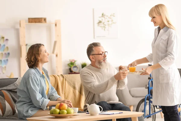 Junger Pfleger Mit Älterem Mann Und Tochter Hause — Stockfoto