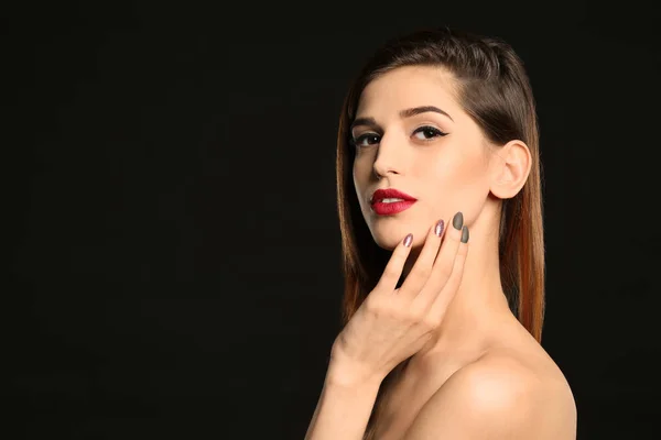 Jolie Jeune Femme Avec Maquillage Élégant Longs Cils Sur Fond — Photo