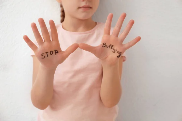 Niña Con Palabras Stop Bullying Sobre Fondo Claro — Foto de Stock