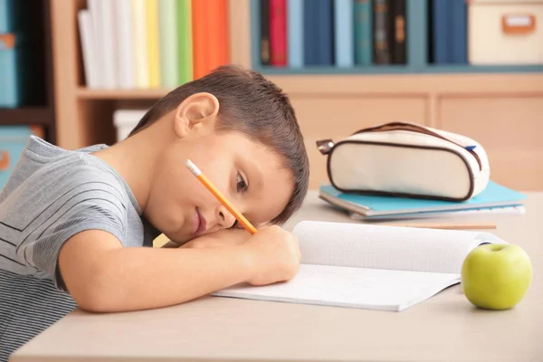 疲倦的小男孩在家做家庭作业 — 图库照片