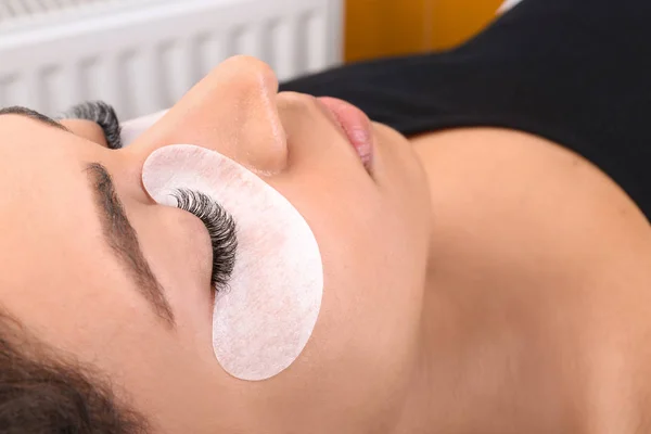 Young Woman Undergoing Eyelash Extensions Procedure Closeup — Stock Photo, Image