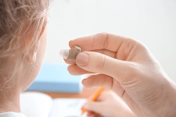 Femme Insérant Une Aide Auditive Dans Oreille Petite Fille Gros — Photo