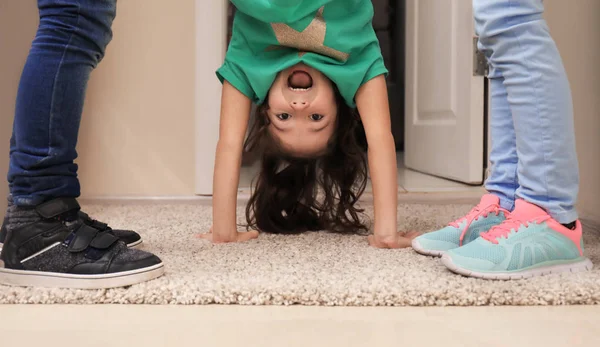 Crianças Bullying Menina Dentro Casa — Fotografia de Stock