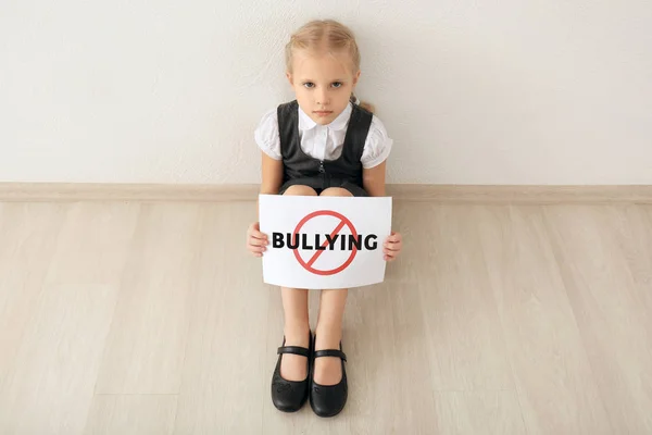 Katta Oturan Çapraz Kelime Işaretiyle Bullying Okulda Tutan Küçük Kız — Stok fotoğraf