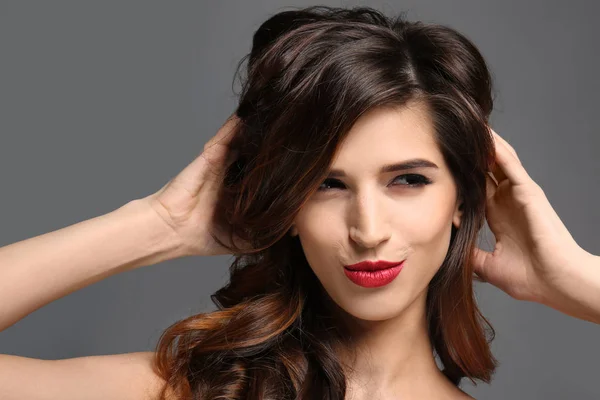 Mujer Joven Con Maquillaje Elegante Pestañas Largas Sobre Fondo Gris —  Fotos de Stock