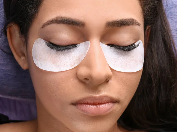 Young Woman Undergoing Eyelash Extensions Procedure Closeup — Stock Photo, Image