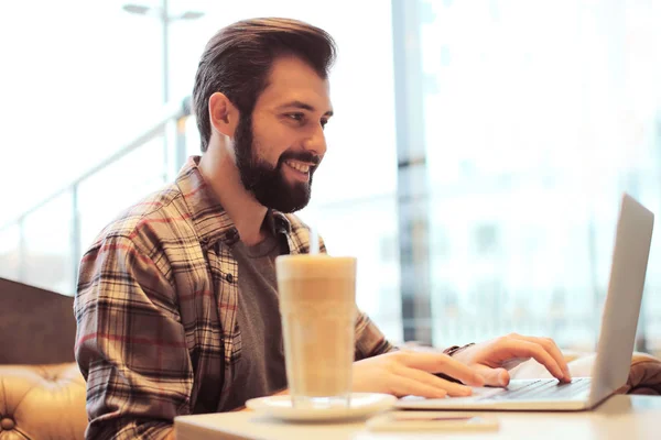 Όμορφος Trendy Hipster Χρησιμοποιώντας Φορητό Υπολογιστή Στην Καφετέρια — Φωτογραφία Αρχείου