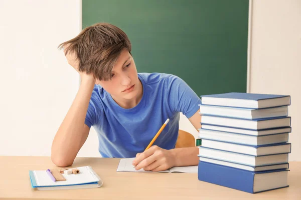 Müder Teenager Mit Vielen Hausaufgaben Klassenzimmer — Stockfoto