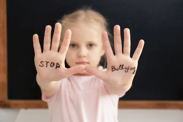 Niña Con Palabras Stop Bullying Sobre Fondo Oscuro — Foto de Stock