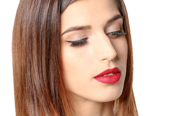 Zarif makyaj ve beyaz arka plan üzerinde uzun kirpiklerini çekici genç kadın. Kirpik uzantıları