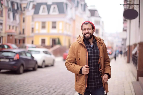 Knappe Trendy Hipster Buiten Wandelen — Stockfoto