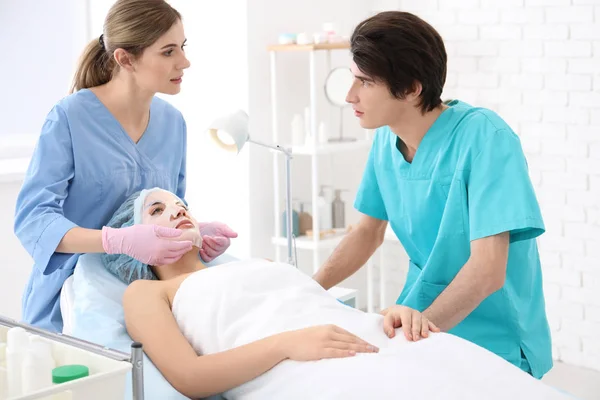 Professional Beautician Teaching Trainee Salon Apprenticeship Concept — Stock Photo, Image