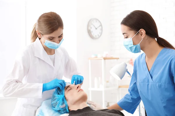 Professional Beautician Teaching Trainee Salon Apprenticeship Concept — Stock Photo, Image