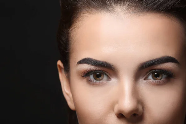 Junge Frau Mit Schönen Augenbrauen Auf Schwarzem Hintergrund — Stockfoto