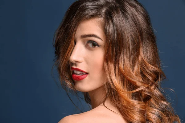 Mujer Joven Atractiva Con Maquillaje Elegante Pestañas Largas Sobre Fondo — Foto de Stock