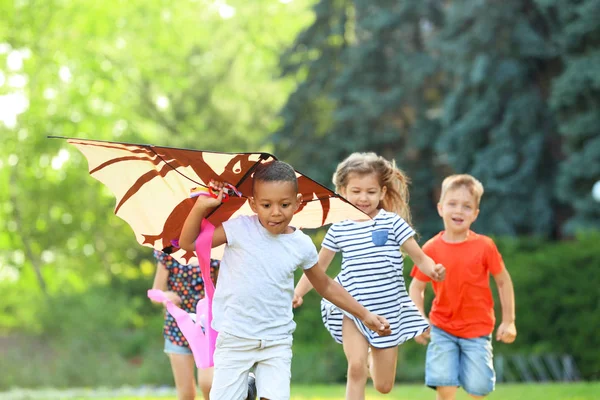 Lindos Niños Pequeños Jugando Con Cometa Aire Libre —  Fotos de Stock