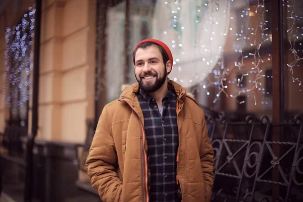 Yakışıklı trendy hipster açık havada yürüyüş