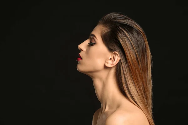 Mujer Joven Atractiva Con Maquillaje Elegante Pestañas Largas Sobre Fondo —  Fotos de Stock