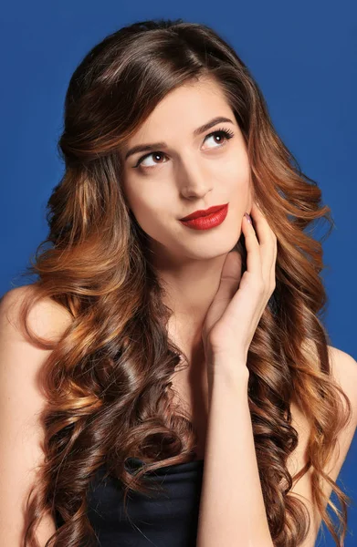 Zarif makyaj ve renk arka plan üzerinde uzun kirpiklerini çekici genç kadın. Kirpik uzantıları