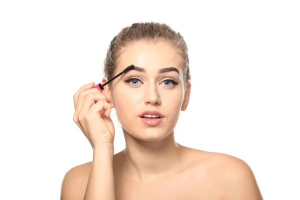 Mujer Joven Corrigiendo Forma Las Cejas Sobre Fondo Blanco — Foto de Stock