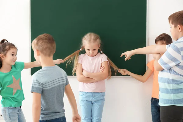 Kinder Mobben Kleines Mädchen Klassenzimmer — Stockfoto