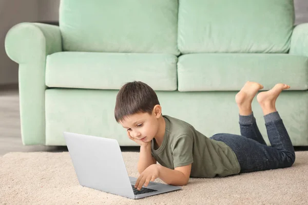 Lindo Niño Usando Ordenador Portátil Mientras Hace Tarea Interior — Foto de Stock