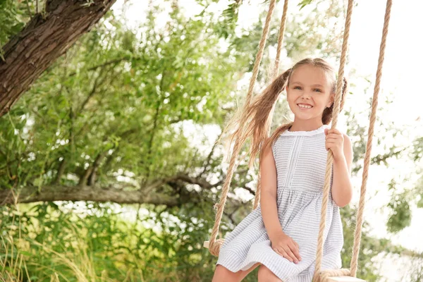 Schattig Klein Meisje Spelen Schommels Park — Stockfoto