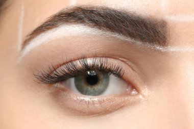 Daha önce yordamı kaşları kalıcı makyaj, closeup genç kadın