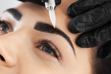 Kaş kalıcı makyaj güzellik salonları, closeup prosedürü geçiren genç kadın