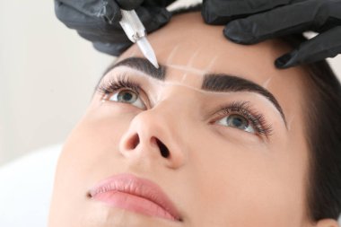 Kaş kalıcı makyaj güzellik salonları, closeup prosedürü geçiren genç kadın