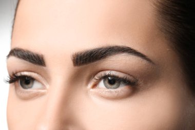 Kalıcı kaş makyaj, closeup ile genç kadın