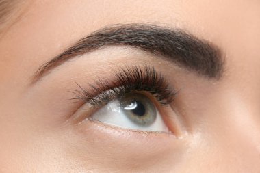 Kalıcı kaş makyaj, closeup ile genç kadın