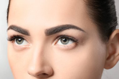 Kalıcı kaş makyaj, closeup ile genç kadın