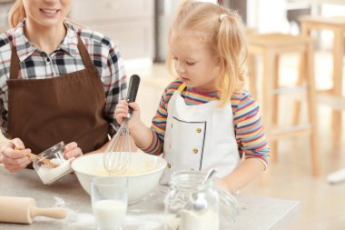 Anne ile kızı hamur birlikte mutfakta yapma