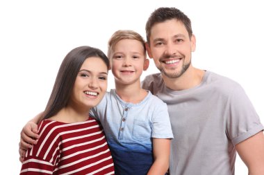 Beyaz arka planda mutlu aile portresi