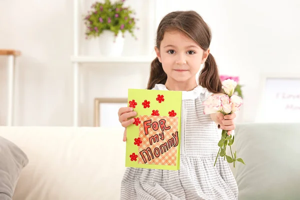 Dziewczynka Życzeniami Kwiatami Dla Jej Mama Dzień Matki Pomieszczeniu — Zdjęcie stockowe