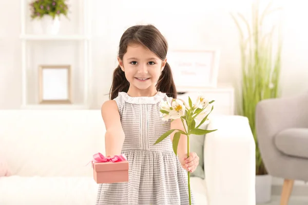 Liten Flicka Med Present Och Blommor För Hennes Mamma Mors — Stockfoto