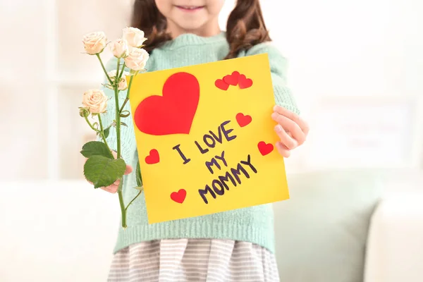 Liten Flicka Med Gratulationskort Och Blommor För Hennes Mamma Mors — Stockfoto
